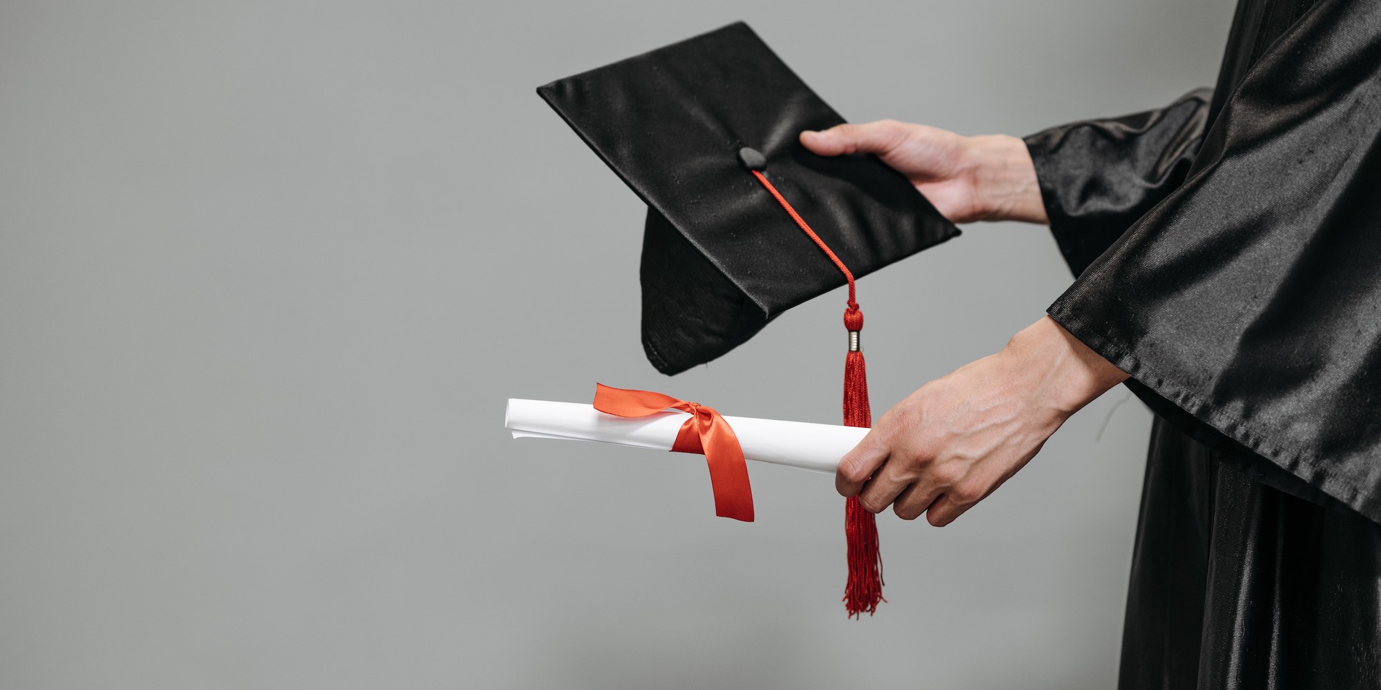 FALSIFICAR TÍTULO UNIVERSITARIO